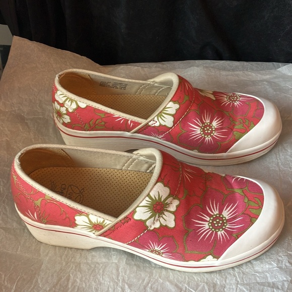 Dansko Vegan Volley Canvas Clogs Tropical Floral Red Pink Hawaiian Shoes Size 40 - Picture 10 of 15